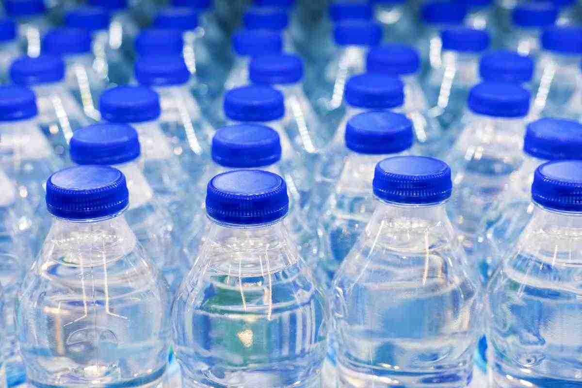 Trovate tracce di feci nell'acqua di una marca