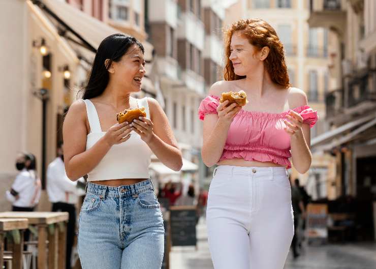 perché è rischioso mangiare in piedi